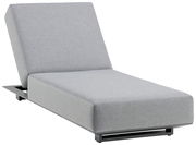 Graue Gartenliege mit verstellbarer Rückenlehne, seitliche Perspektive