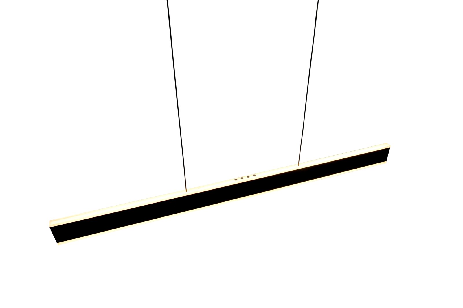 Schlanke, lineare LED-Pendelleuchte in Stabform mit schwarzem Mittelteil und hellen Kanten, an zwei Seilabhängungen vor weißem Hintergrund, schräg von vorn in leichter Untersicht fotografiert.