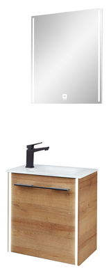 Spiegel mit LED-Beleuchtung und Waschtisch mit Holzoptik und schwarzem Wasserhahn, Frontalansicht.