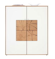 Frontansicht eines modernen Highboards mit weißer Oberfläche und dekorativen Holzelementen in der Mitte.