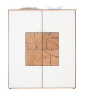 Frontansicht eines modernen Highboards mit weißer Oberfläche und dekorativen Holzelementen in der Mitte.