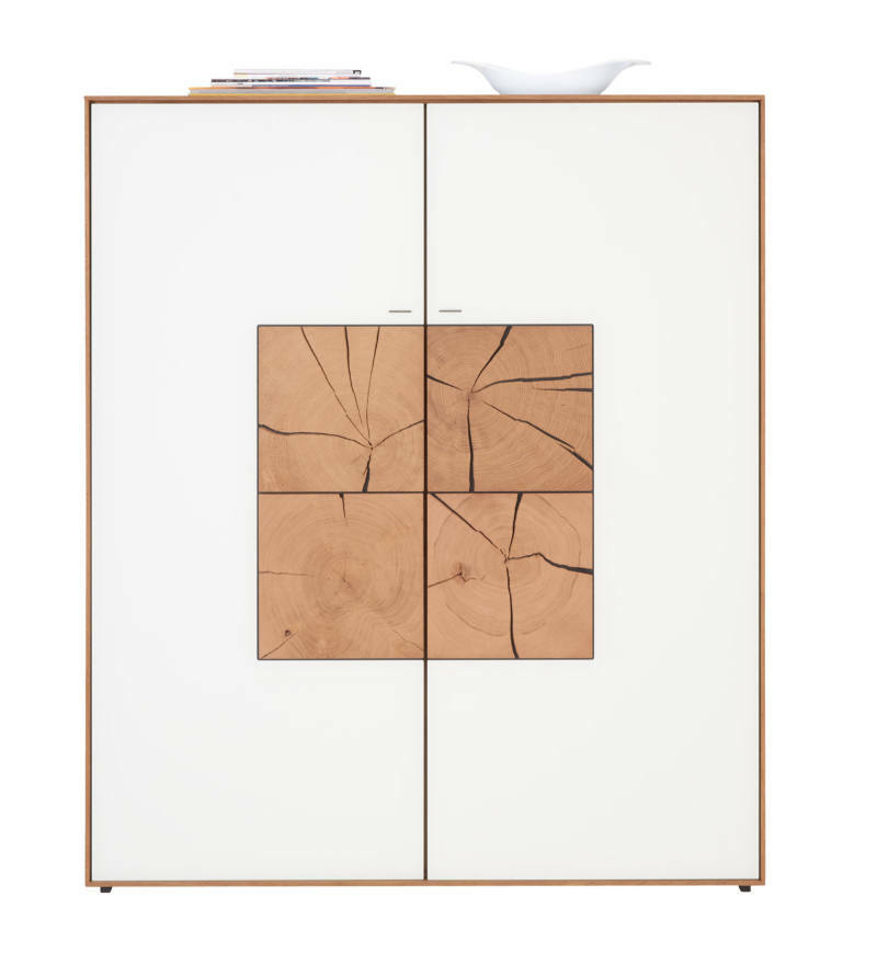 Frontansicht eines modernen Highboards mit weißer Oberfläche und dekorativen Holzelementen in der Mitte.