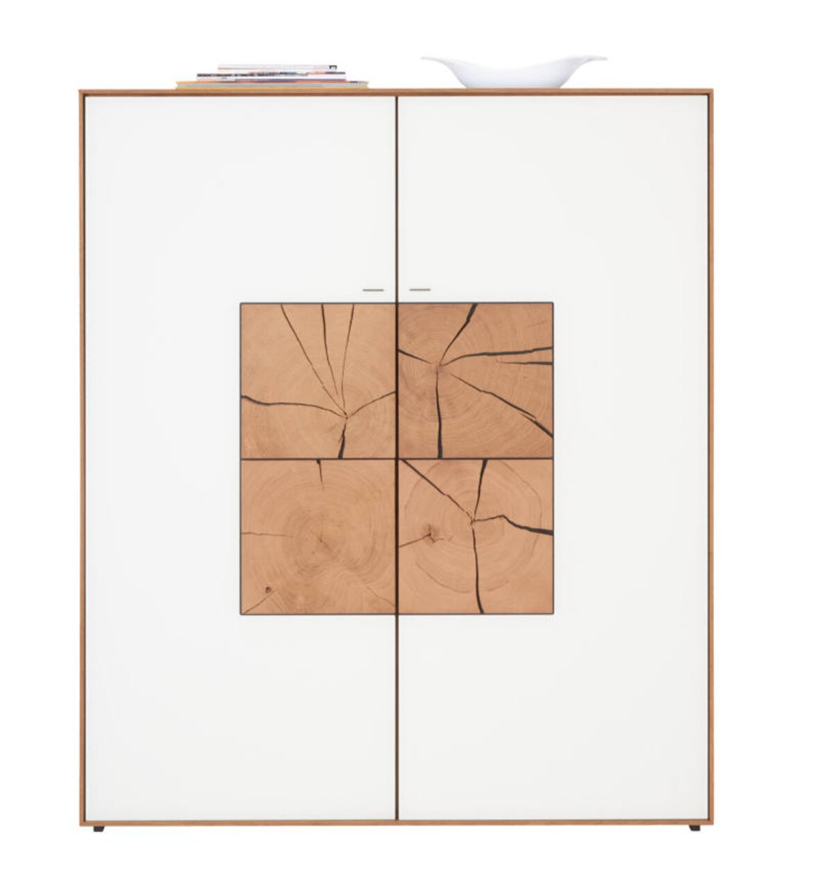 Frontansicht eines modernen Highboards mit weißer Oberfläche und dekorativen Holzelementen in der Mitte.