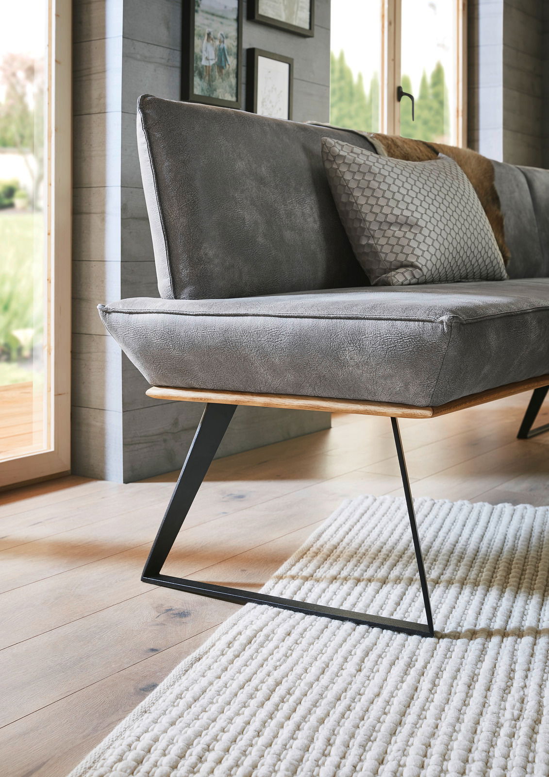 Voleo Eckbank MALIBU Detailansicht einer modernen Eckbank mit grauem Polster und schwarzem Metallgestell, seitliche Perspektive.