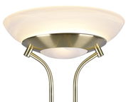 Nahaufnahme eines LED-Fluters mit gebürstetem Messing-Finish und weißem Lampenschirm, von unten betrachtet.