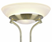 Nahaufnahme eines LED-Fluters mit gebürstetem Messing-Finish und weißem Lampenschirm, von unten betrachtet.