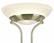 Nahaufnahme eines LED-Fluters mit gebürstetem Messing-Finish und weißem Lampenschirm, von unten betrachtet.