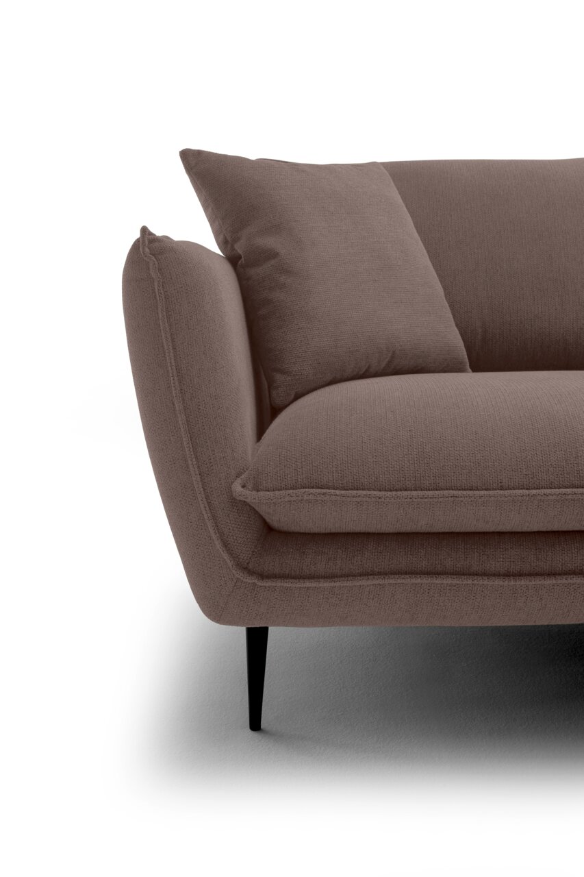 Detailfoto van een moderne bank in taupekleurige stof, voorzien van armleuningen, zit- en rugkussens en een slank, zwart metalen onderstel, gefotografeerd vanuit een zijdelingse hoek voor een witte achtergrond