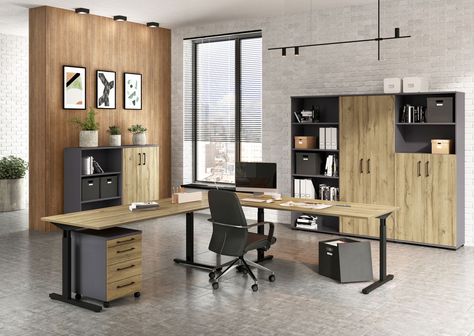 Moderne Büroumgebung mit Schreibtisch, Rollcontainer und Aktenschränken in Holzoptik, seitliche Perspektive