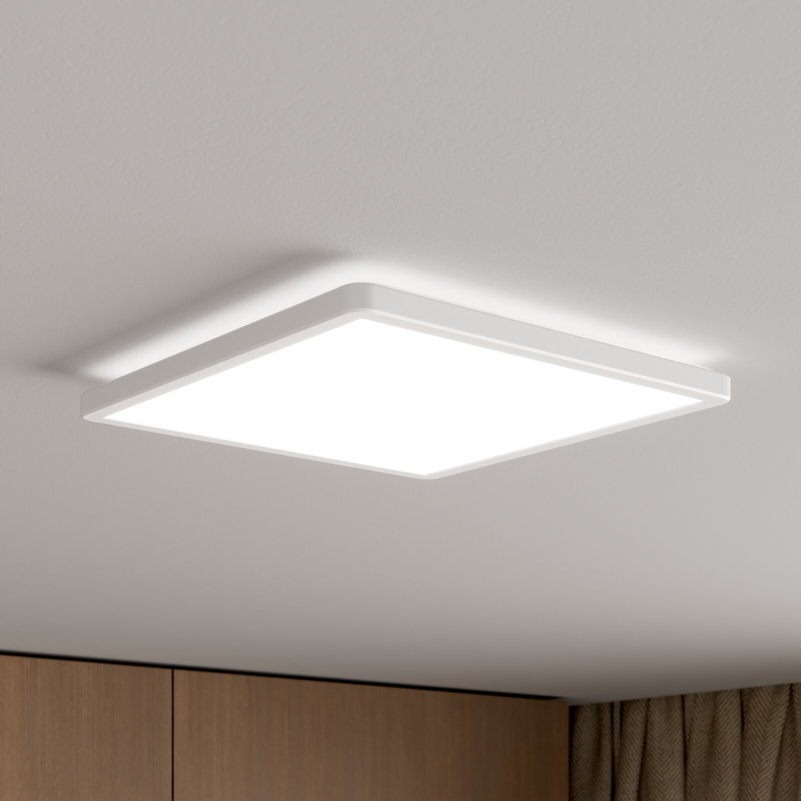 Novel LED-Deckenleuchte MACON Quadratische, flache LED-Deckenleuchte mit weißem Rahmen und diffuser Lichtfläche, an der Zimmerdecke montiert, Ansicht schräg von unten