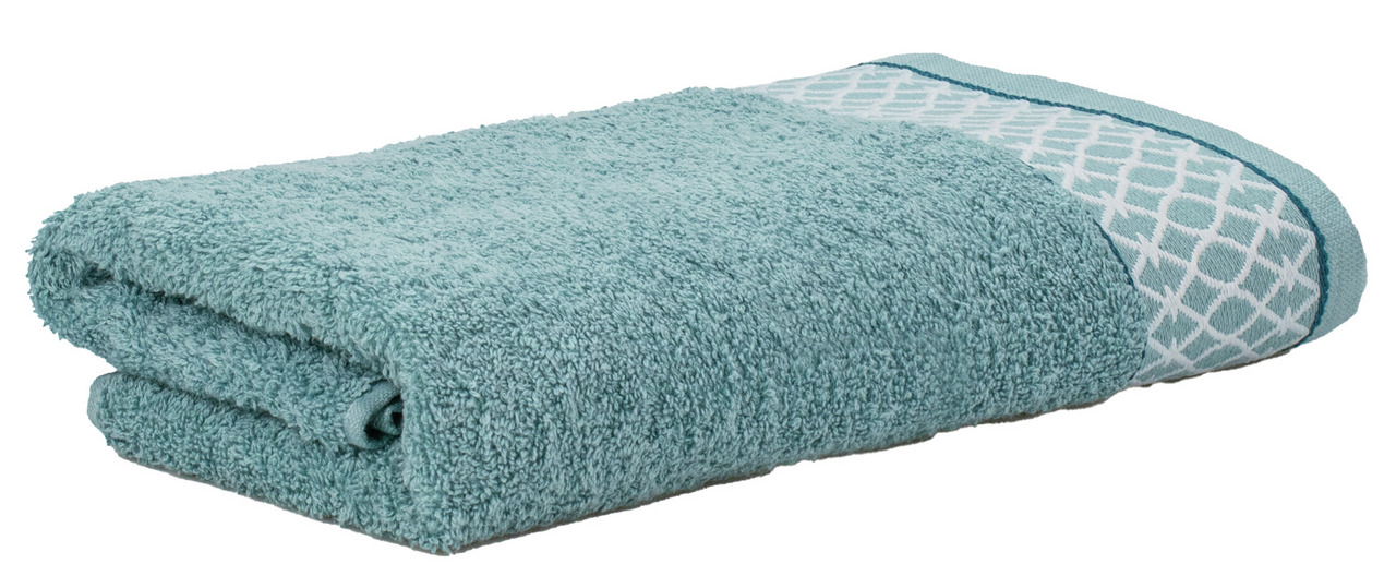 Gefaltetes, türkisfarbenes Handtuch mit orientalischem Muster am Rand, seitliche Perspektive