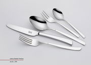 Set aus poliertem Besteck, bestehend aus Messer, Gabel, Löffel und Teelöffel, in seitlicher Perspektive.