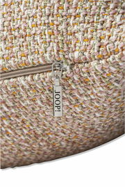 Nahaufnahme einer Zierkissenhülle mit grobem, mehrfarbigem Gewebe und einem Reißverschluss mit JOOP!-Logo.