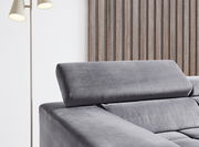 Graues Ecksofa mit verstellbarer Kopfstütze, seitliche Perspektive