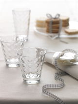 Trinkglas Optic 215ml mit gepunktetem Design, auf einem Tisch mit Serviette und Keksen, seitliche Perspektive