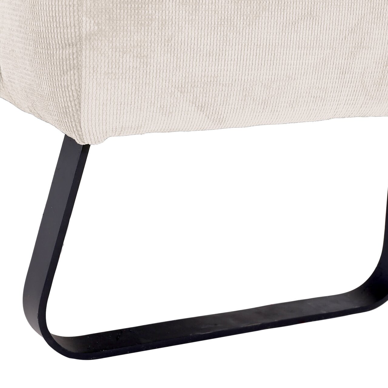 Nahaufnahme einer 2,5er-Sitzbank mit cremefarbenem Stoffbezug und schwarzem Metallgestell, seitliche Perspektive