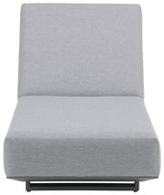 Gartenliege in grauem Stoff, frontale Perspektive