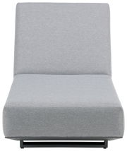 Gartenliege in grauem Stoff, frontale Perspektive