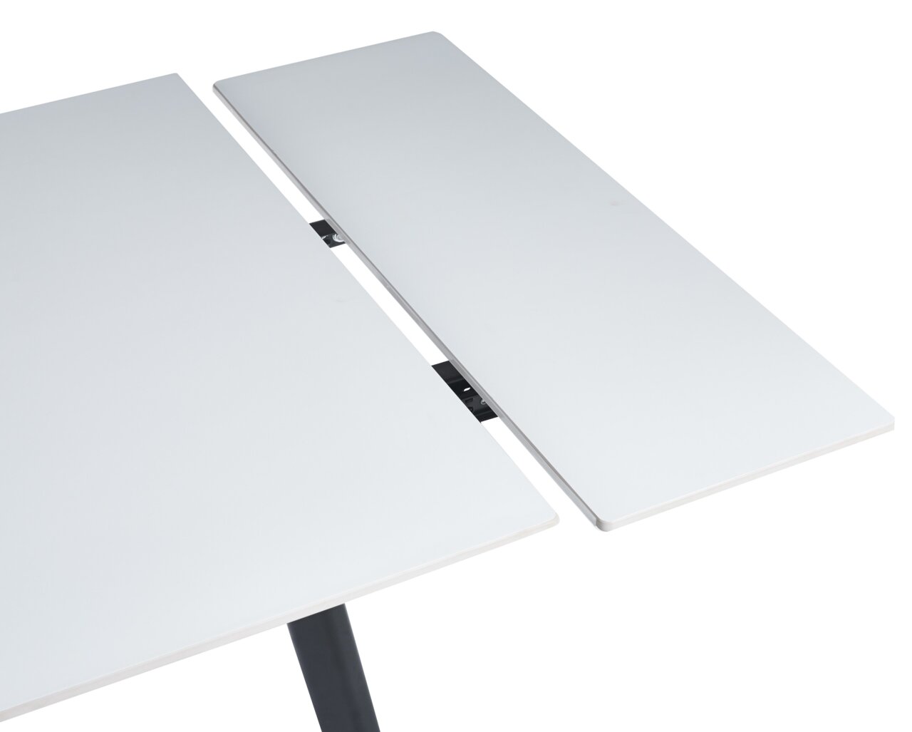 Nahaufnahme eines weißen, ausziehbaren Esstisches mit moderner, glatter Oberfläche und schwarzem Gestell.