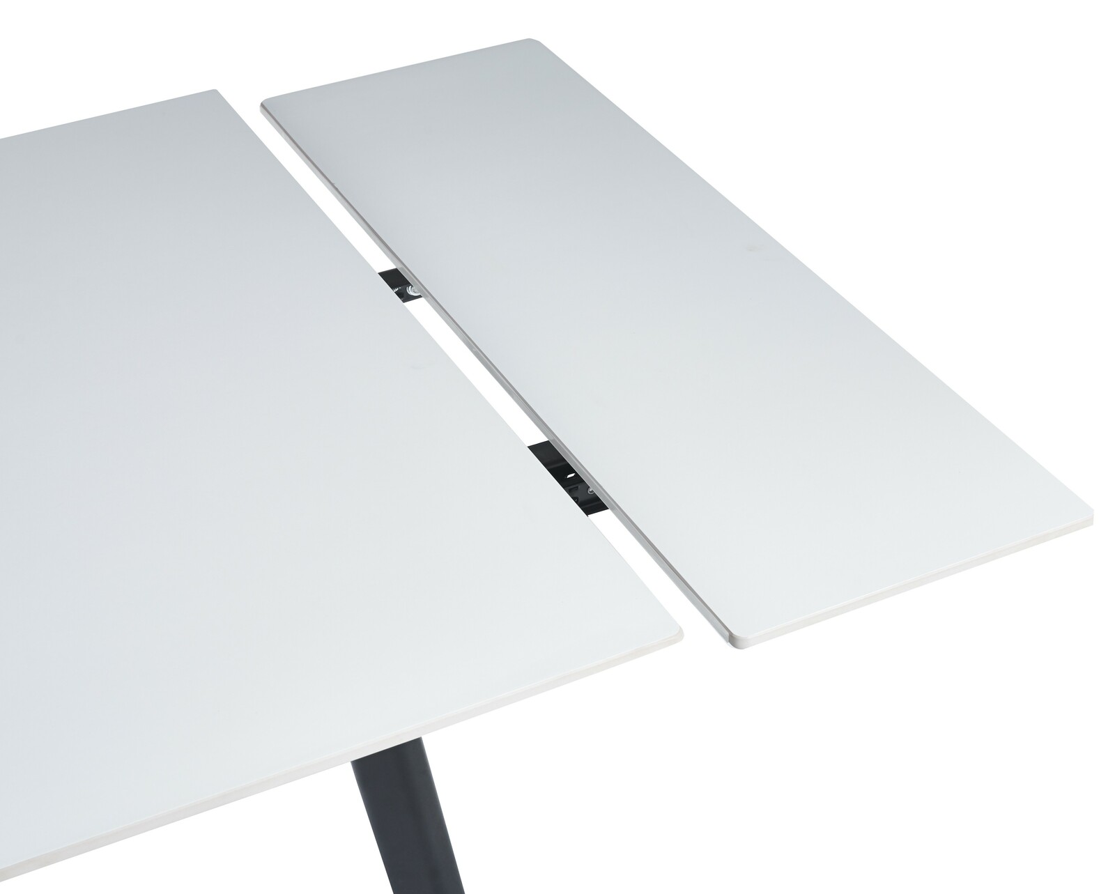 Nahaufnahme eines weißen, ausziehbaren Esstisches mit moderner, glatter Oberfläche und schwarzem Gestell.
