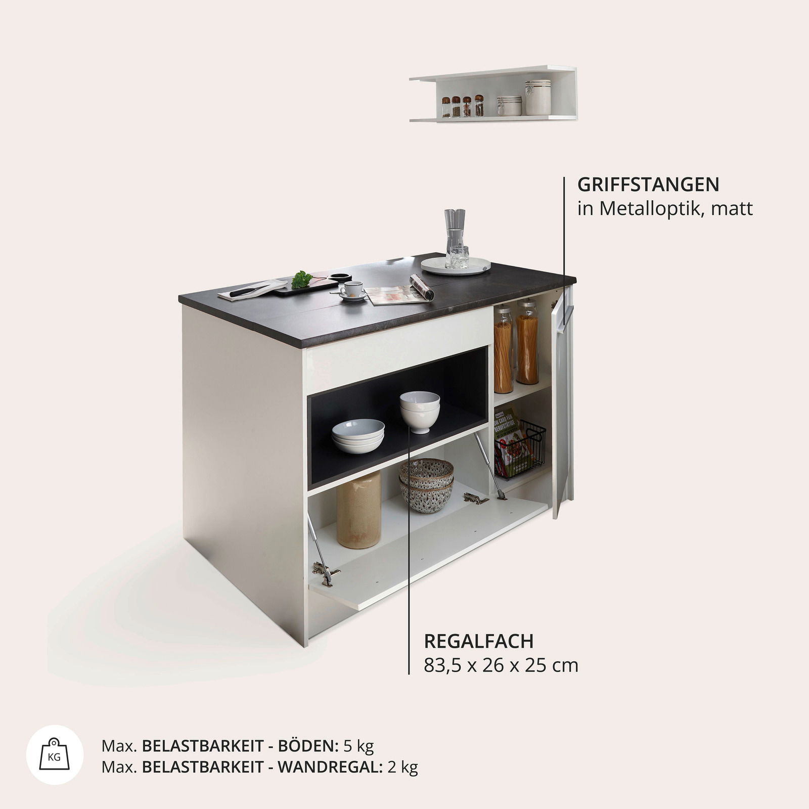 Kücheninsel mit schwarzer Arbeitsplatte, offenen Regalfächern und Griffstangen in Metalloptik, seitliche Perspektive.