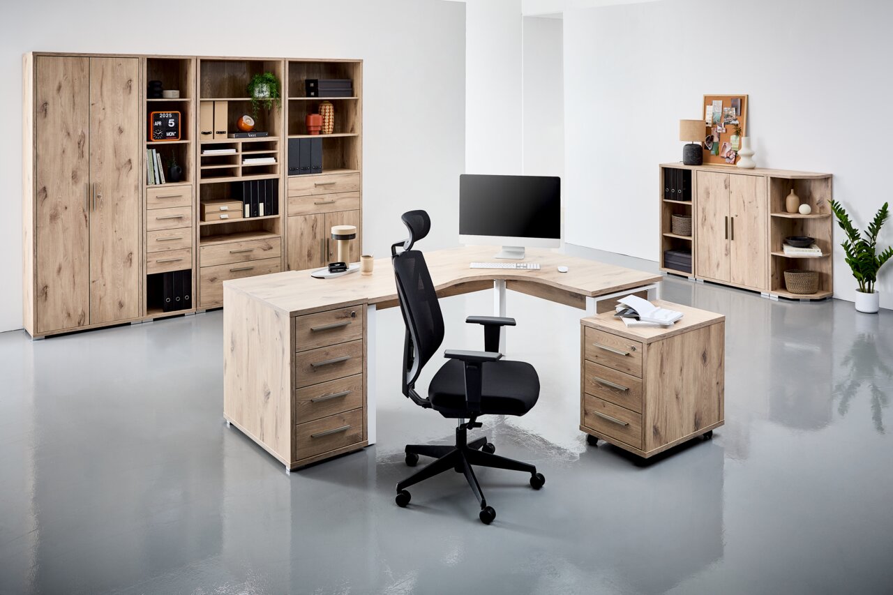 Voleo Aktenregal CONNECT Büroeinrichtung mit Eckschreibtisch, Rollcontainer und Aktenschränken in Holzoptik, Perspektive von vorne.