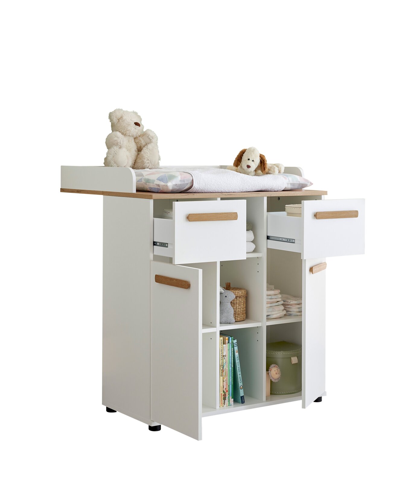Wickelkommode in Weiß mit Holzauflage und Holzgriffen, mehreren offenen Fächern und teilweise geöffneten Schubladen/Türen, oben mit Wickelauflage und Kuscheltieren; Perspektive: frontale 3/4-Ansicht leicht von links.