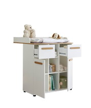 Wickelkommode in Weiß mit Holzauflage und Holzgriffen, mehreren offenen Fächern und teilweise geöffneten Schubladen/Türen, oben mit Wickelauflage und Kuscheltieren; Perspektive: frontale 3/4-Ansicht leicht von links.
