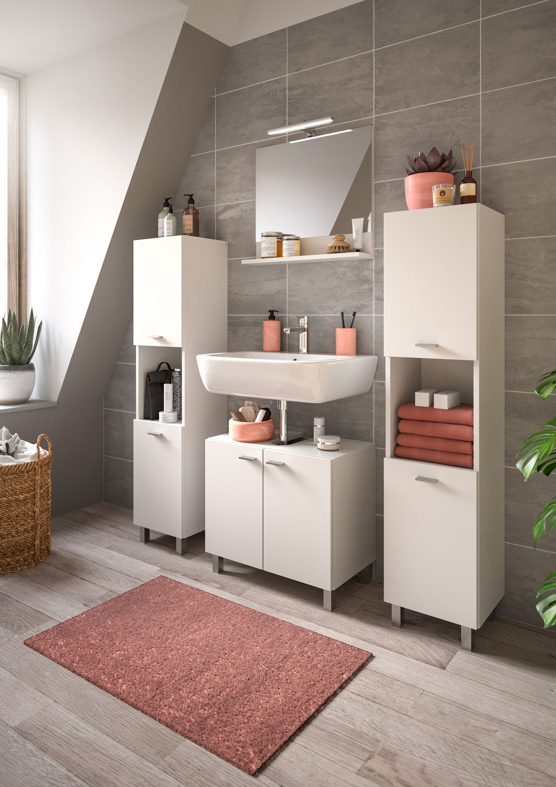 Moderne Badkombination BOSTON mit weißem Waschbecken, zwei hohen Schränken und einem Spiegel, frontal betrachtet.