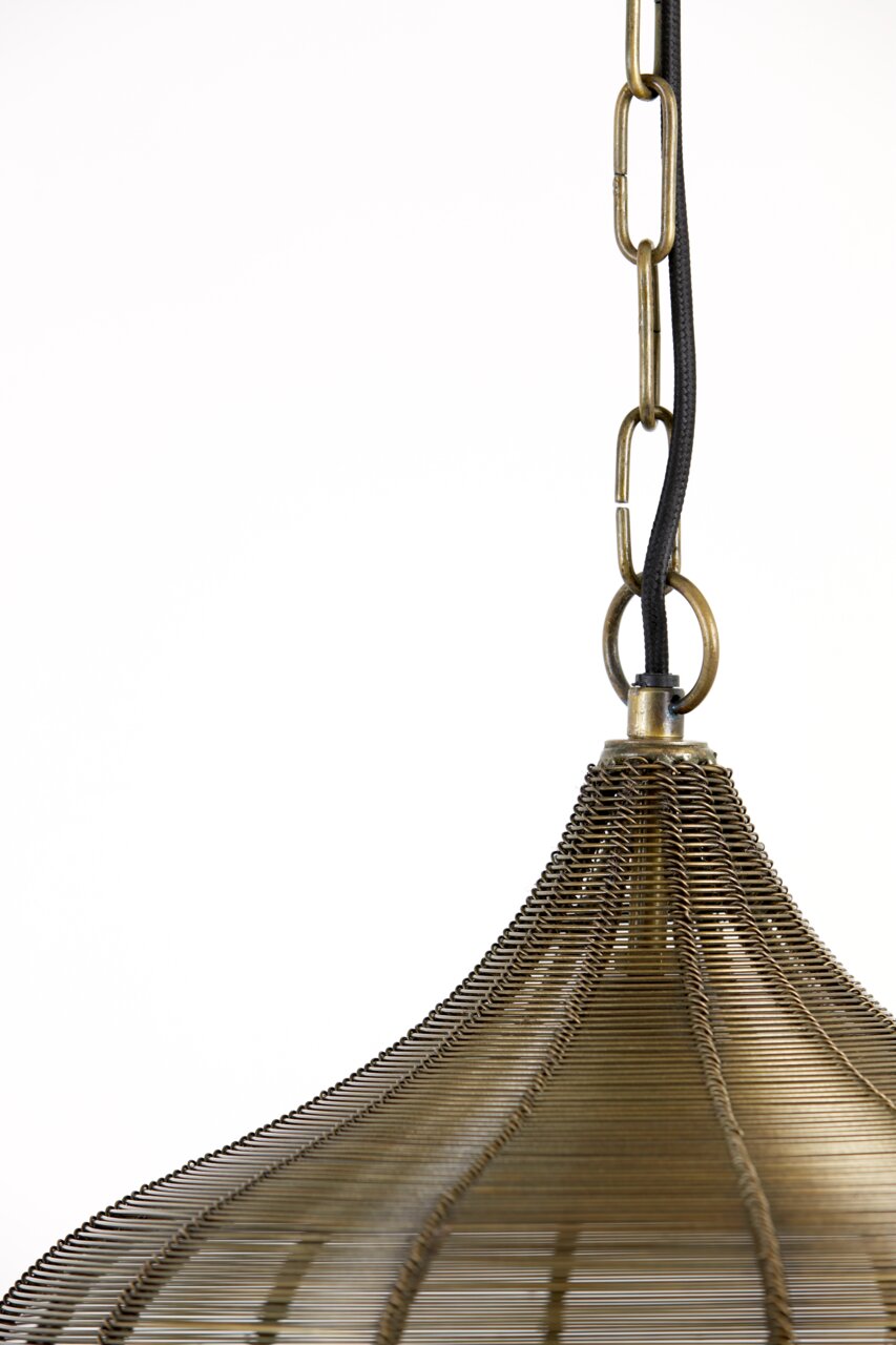 Nahaufnahme einer Hängeleuchte mit einem Metallgeflecht-Design und einer Kette zur Aufhängung, von der Seite betrachtet.
