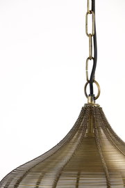 Nahaufnahme einer Hängeleuchte mit einem Metallgeflecht-Design und einer Kette zur Aufhängung, von der Seite betrachtet.