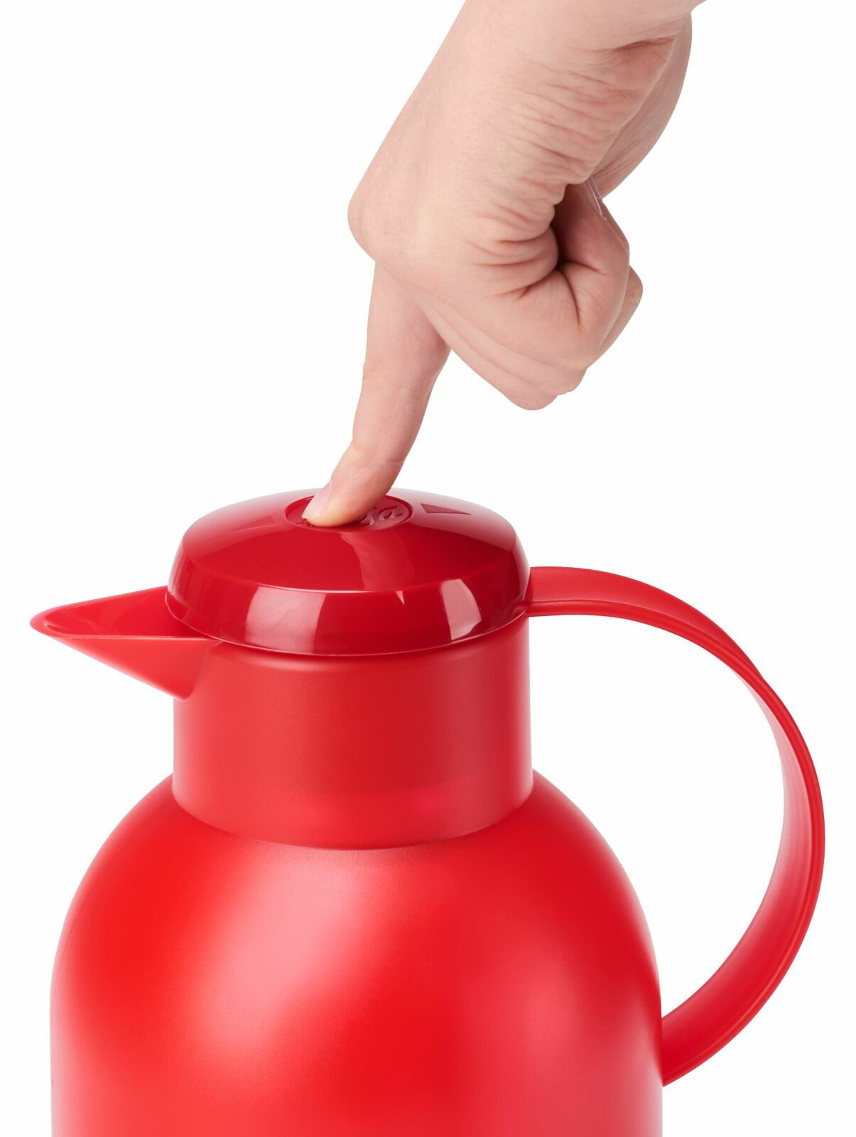 Rote Isolierkanne SAMBA 1,5L mit einem Finger, der den Deckel von oben drückt.