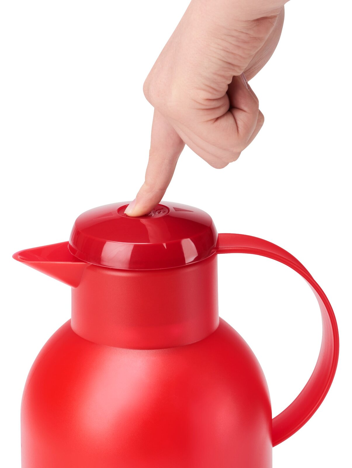 Rote Isolierkanne SAMBA 1,5L mit einem Finger, der den Deckel von oben drückt.