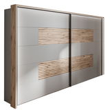 Moderner Kleiderschrank mit Schiebetüren in Holzoptik und grauen Paneelen, seitliche Perspektive