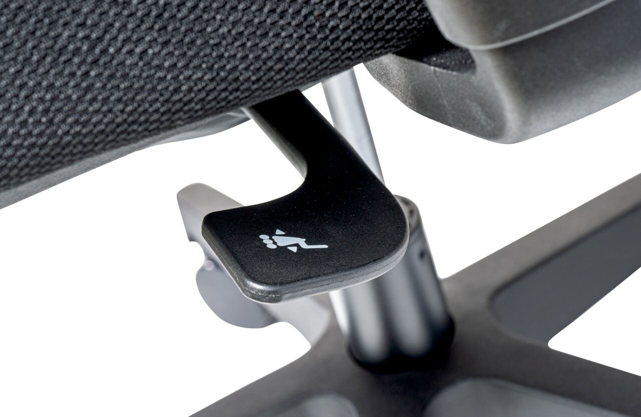 Nahaufnahme eines Drehstuhls mit Fokus auf den Hebel zur Sitzhöhenverstellung, seitliche Perspektive.