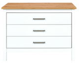 Frontansicht einer Kücheninsel mit drei weißen Schubladen und einer Holzoberfläche.