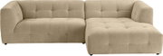 Beiges, gepolstertes Ecksofa mit rechter Ottomane/Chaiselongue und quadratischer Steppung, Ansicht von vorne in leichter Schrägperspektive