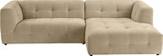 Beiges, gepolstertes Ecksofa mit rechter Ottomane/Chaiselongue und quadratischer Steppung, Ansicht von vorne in leichter Schrägperspektive