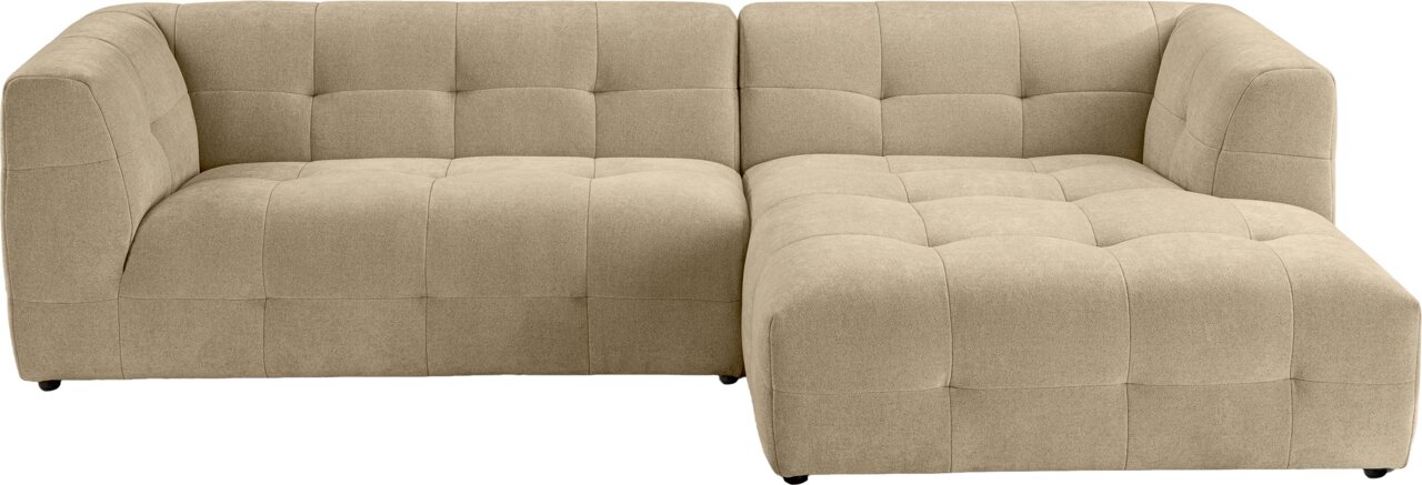 Beiges, gepolstertes Ecksofa mit rechter Ottomane/Chaiselongue und quadratischer Steppung, Ansicht von vorne in leichter Schrägperspektive