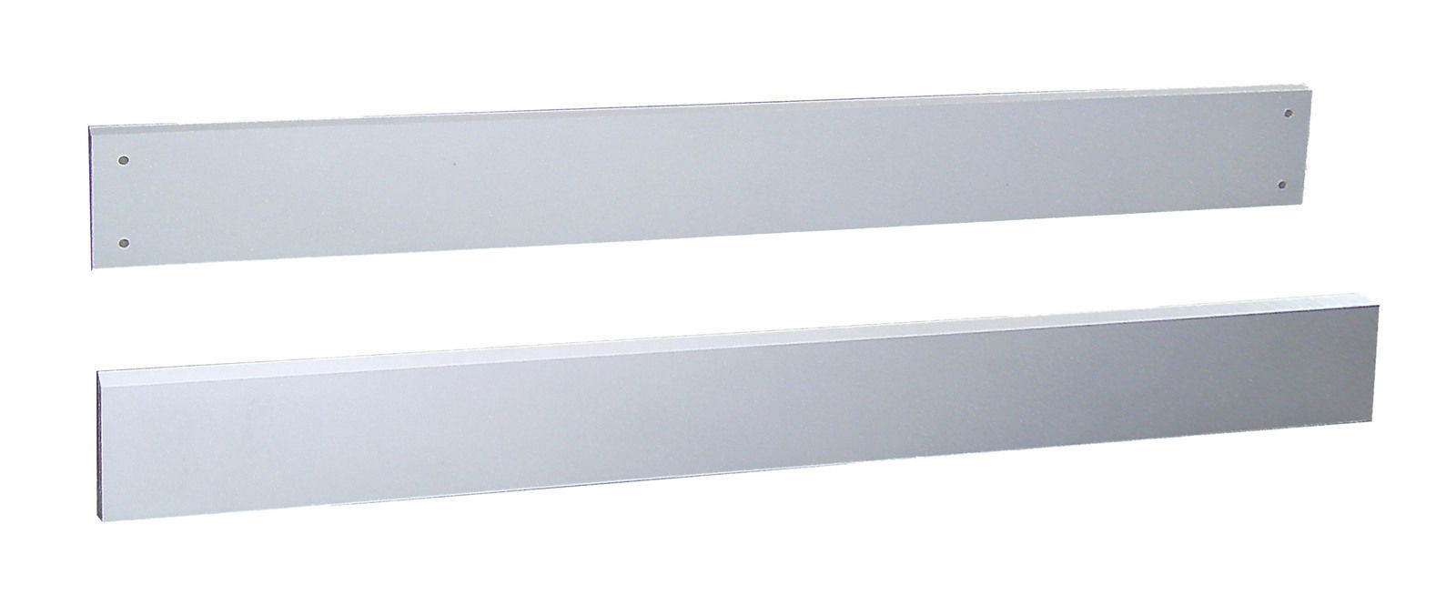 Zwei weiße Metallplatten, eine mit Bohrlöchern, aus seitlicher Perspektive.