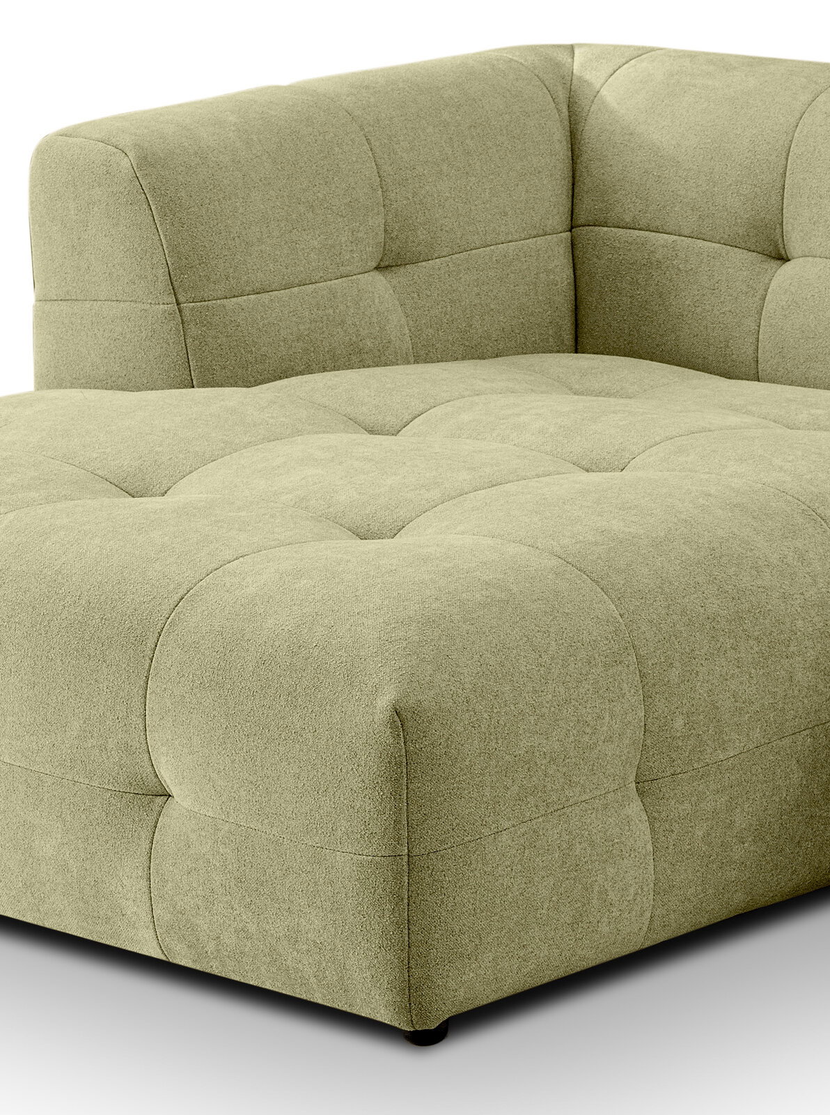 Gepolstertes Lounge-Sofa/Modulsofa in hellgrünem Stoff mit gesteppter Sitzfläche und abgerundeten Kanten, Ansicht schräg von vorne