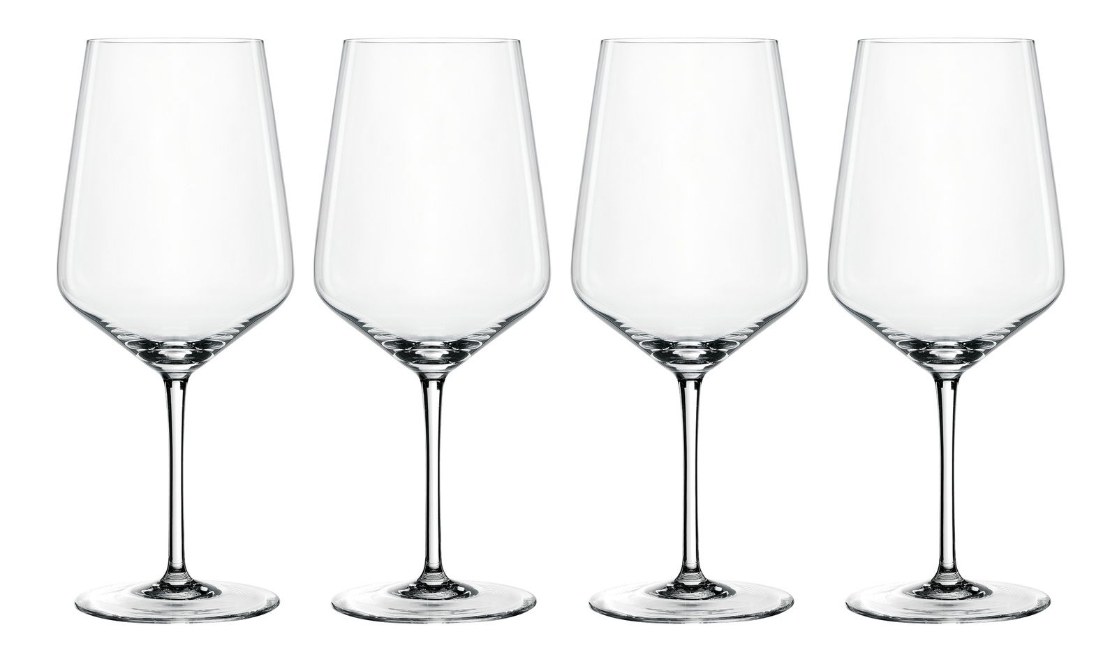 Vier elegante Weingläser aus Glas, frontal nebeneinander auf weißem Hintergrund.