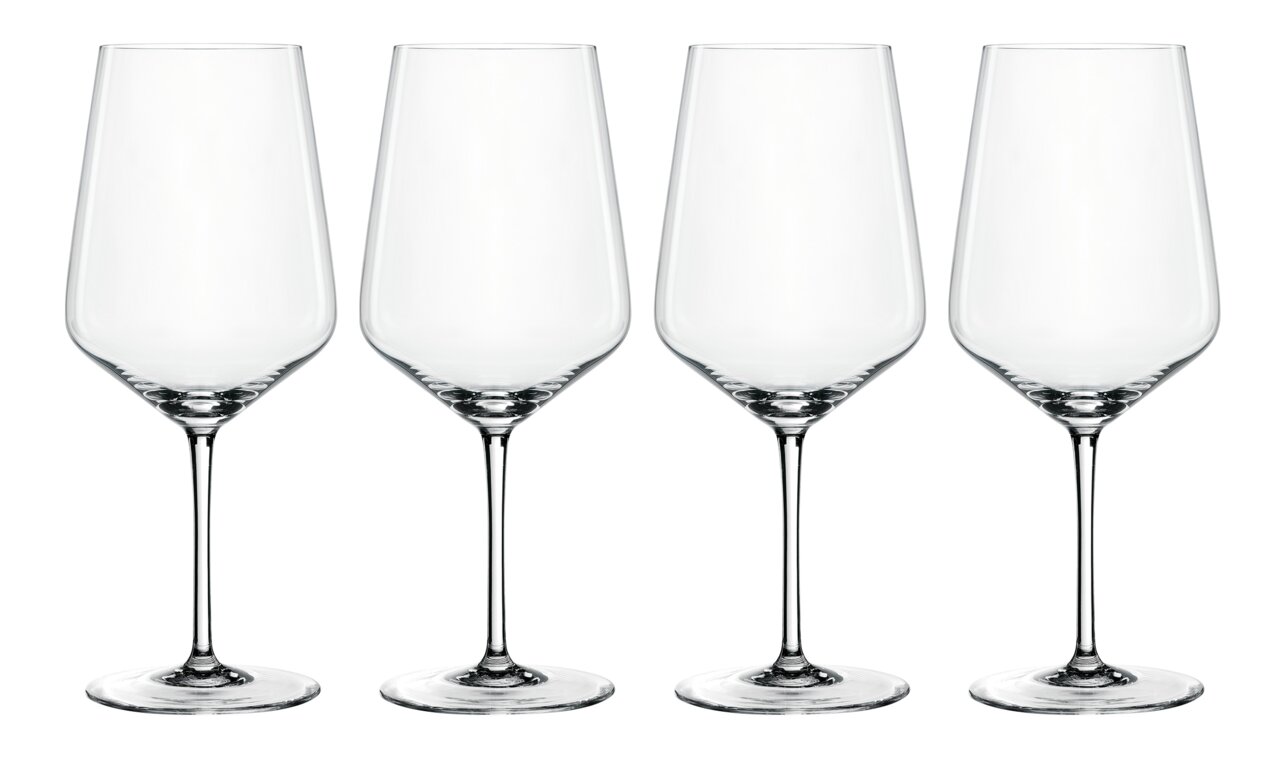 Vier elegante Weingläser aus Glas, frontal nebeneinander auf weißem Hintergrund.