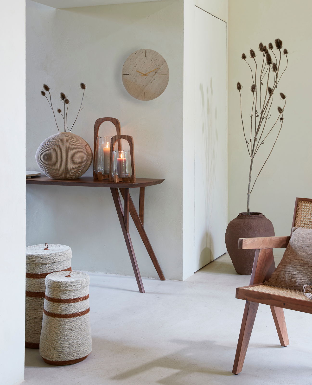 Wanduhr aus Holz in einem stilvoll eingerichteten Raum, seitliche Perspektive