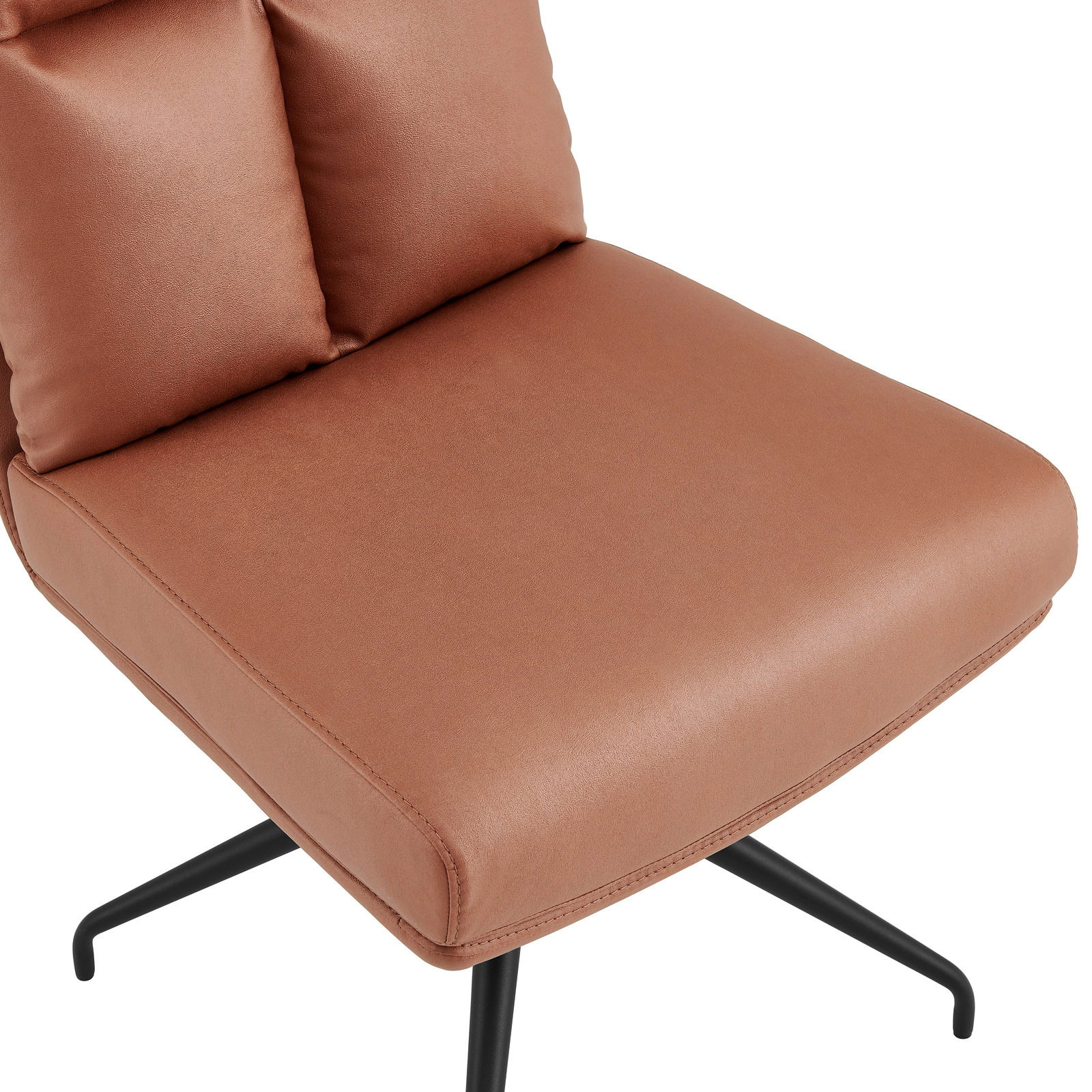 Novel Stuhl EMMA Nahaufnahme eines modernen Stuhls mit braunem Polster und schwarzem Metallgestell, seitliche Perspektive.