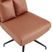 Nahaufnahme eines modernen Stuhls mit braunem Polster und schwarzem Metallgestell, seitliche Perspektive.