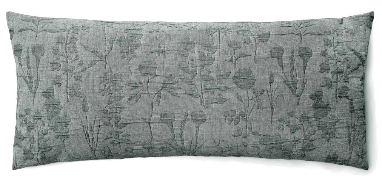 Graues Dekokissen mit floraler Prägung, rechteckig, in der Größe 40x90 cm, Vorderansicht