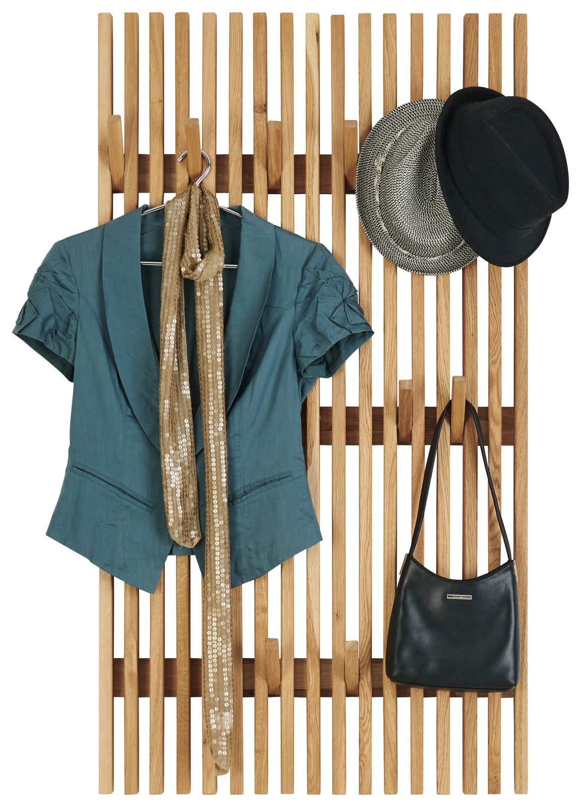 Garderobenpaneel in XL-Breite aus Holz mit einer Jacke, einem Schal, zwei Hüten und einer Tasche, frontal betrachtet.