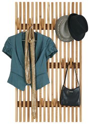 Garderobenpaneel in XL-Breite aus Holz mit einer Jacke, einem Schal, zwei Hüten und einer Tasche, frontal betrachtet.