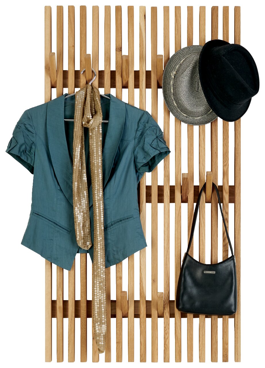 Garderobenpaneel in XL-Breite aus Holz mit einer Jacke, einem Schal, zwei Hüten und einer Tasche, frontal betrachtet.